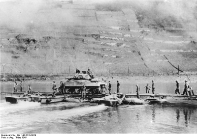 Übergang amerikanischer Truppen über die Mosel, bei Kobern 14. März 1945. Quelle: Bundesarchiv, Bild 146-2010-0029 / Fotograf: o.Ang.
